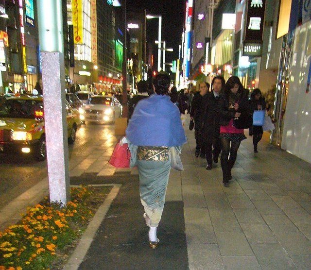Gheisa paseando por Ginza
