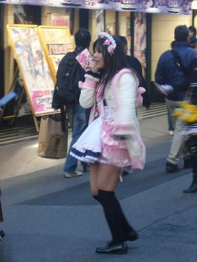 "Sirvienta" Maid café dando publicidad
