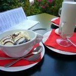 Chocolate blanco caliente con bola de helado