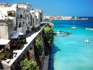 Aguas turquesas en Otranto