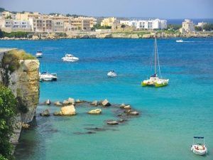 Aguas turquesas en Otranto