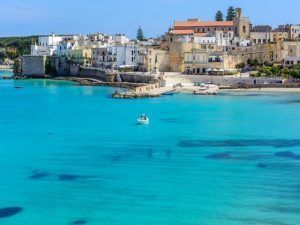 Aguas turquesas en Otranto