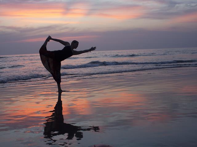 Hacer yoga en Pune (India)
